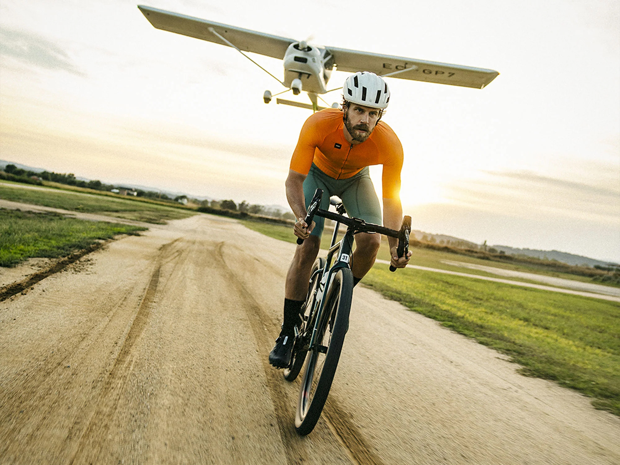 Consejos sobre ropa y accesorios esenciales para practicar ciclismo en época de calor