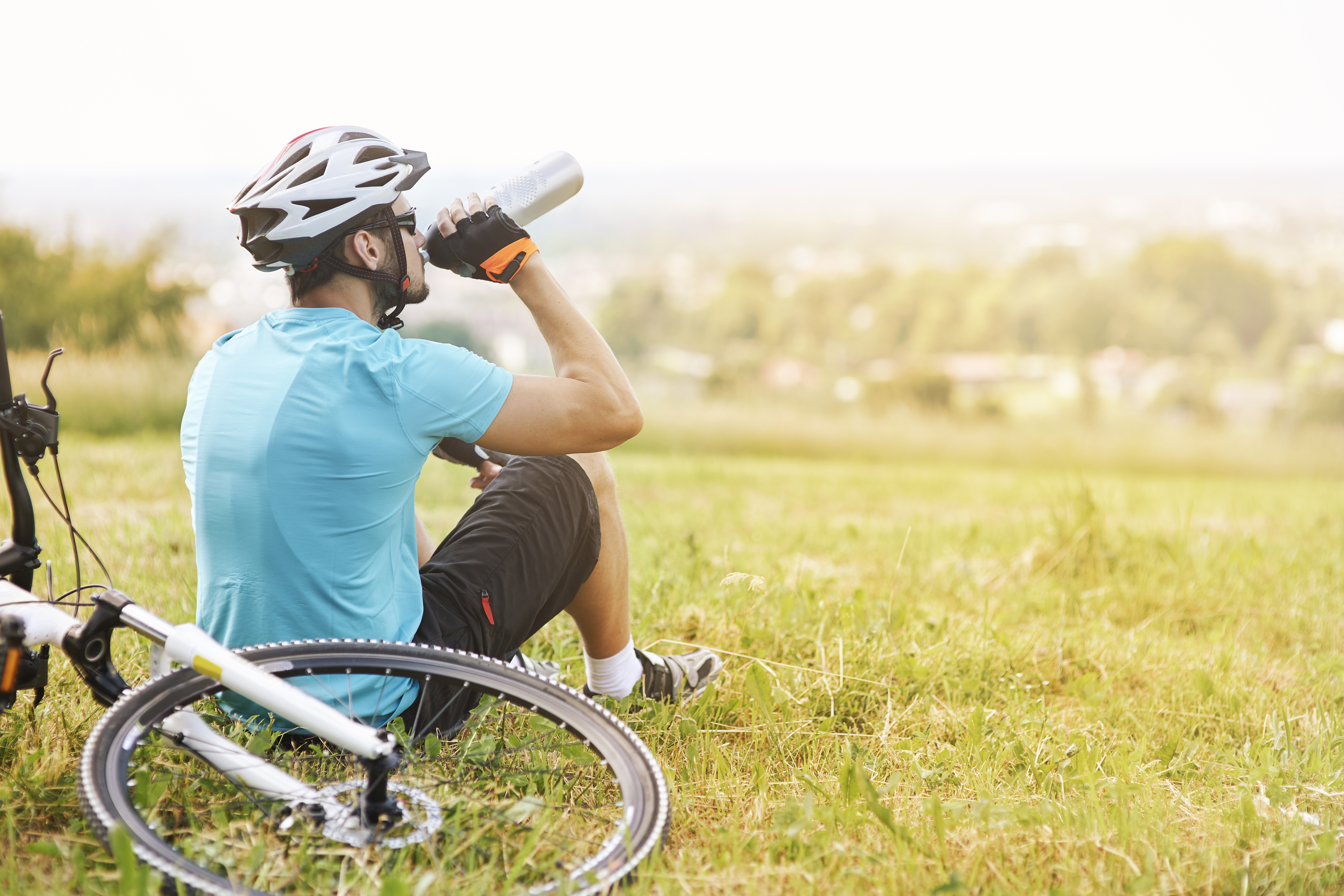 Garantiza tu máximo rendimiento en días calurosos con los mejores snacks y bebidas para tus rutas 